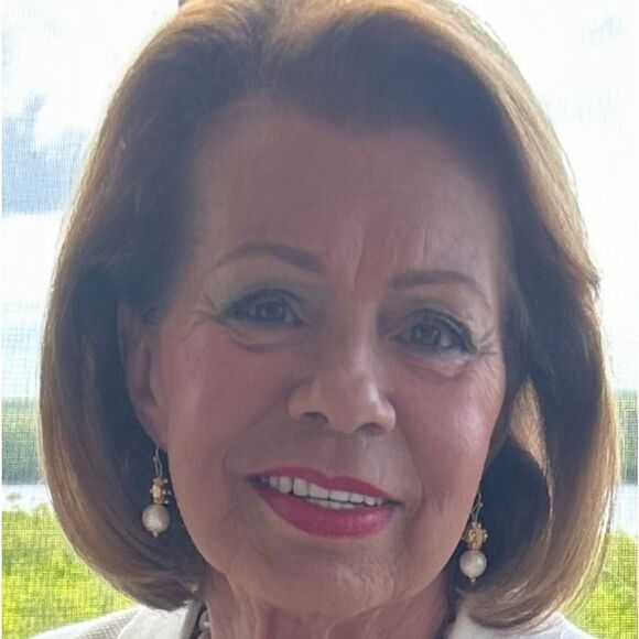 - Gold cross earrings - Picture 4 of 5